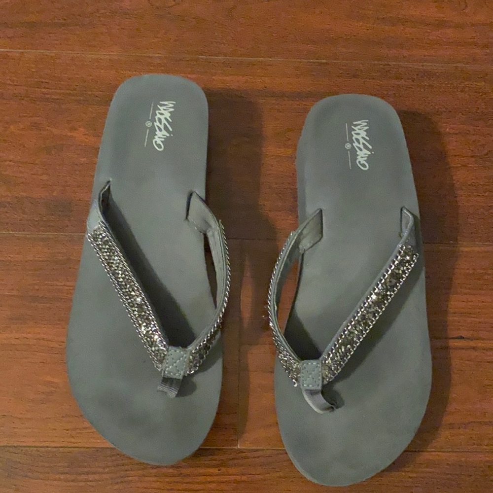 Mossimo women’s thong sandals!